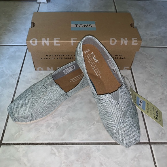 Tom’s Classic Dirzzle Grey Mettalic Woven - Picture 2 of 7